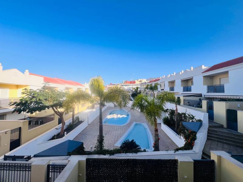 CASA ADOSADA DE 4+ DORMITORIOS EN EL POPULAR MADROŇAL COSTA ADEJE