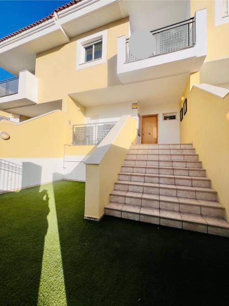 CASA ADOSADA DE 4+ DORMITORIOS EN EL POPULAR MADROŇAL COSTA ADEJE