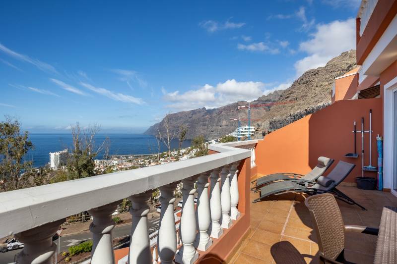 PRECIOSO APARTAMENTO CON VISTA AL MAR EN LOS GIGANTES EN VENTA